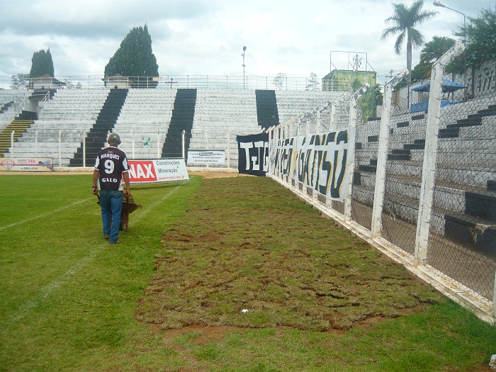 Grama retirada atras do gol